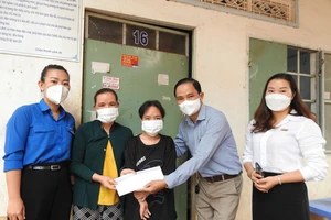Báo Sài Gòn Giải Phóng trao tặng 20 triệu đồng cho nữ sinh nghèo, khuyết tật ở Bình Phước