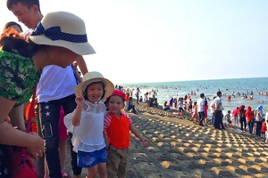 Hàng ngàn người đến với Khu du lịch biển xã Thạch Bằng, huyện Lộc Hà, tỉnh Hà Tĩnh trong dịp nghỉ lễ