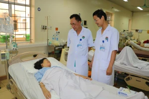 Bác sĩ Phan Thanh Minh (thứ 2 bên trái), Trưởng Khoa Ngoại tiêu hóa BVĐK Hà Tĩnh - là một trong số các bác sĩ trực tiếp mổ cho sản phụ H.