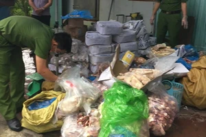 Lực lượng chức năng kiểm tra số hàng hóa thực phẩm "bẩn" tại cơ sở đông lạnh