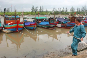 Người dân chằng néo tàu thuyền tại âu Cửa Sót, xã Thạch Kim, huyện Lộc Hà, tỉnh Hà Tĩnh để trú tránh bão