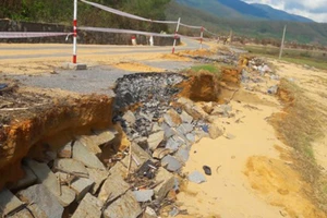 Sau bão, đường ĐT-547 ở Hà Tĩnh bị sạt lở nghiêm trọng