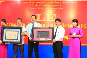 Trao tặng phiên bản và bản dập Mộc bản về Đại thi hào Nguyễn Du - Danh nhân Văn hóa thế giới