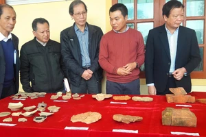 Các đại biểu tham quan hiện vật cổ được phát hiện tại đền Huyện