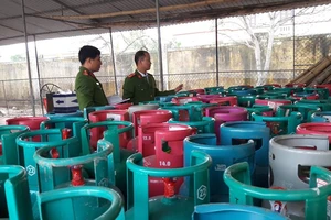 Công an huyện Cẩm Xuyên tiến hành kiểm tra, tạm giữ số bình gas tàng trữ trái phép