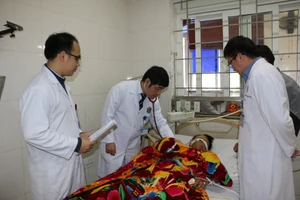 Các bác sĩ kiểm tra tình trạng sức khỏe của bệnh nhân Nguyễn Tiến T. tại bệnh viện