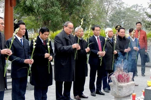 Bí thư Thành ủy TPHCM Nguyễn Thiện Nhân và đoàn công tác dâng hoa, dâng hương tại khu lăng mộ Đại thi hào Nguyễn Du