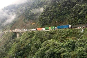 Thông tuyến Quốc lộ 8A lên Cửa khẩu quốc tế Cầu Treo sau sự cố sạt lở