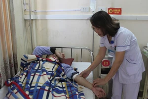 Bác sĩ và sinh viên thực tập bị người nhà bệnh nhân đánh phải nhập viện cấp cứu