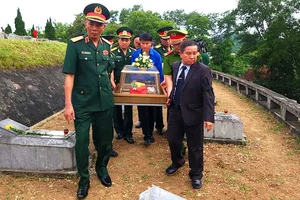 An táng hài cốt liệt sĩ tại Nghĩa trang liệt sĩ Nầm ở huyện Hương Sơn, tỉnh Hà Tĩnh