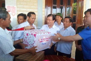 Phó Thủ tướng Trịnh Đình Dũng thăm hỏi, tặng quà cho người dân ở xã Kỳ Khang, huyện Kỳ Anh, tỉnh Hà Tĩnh 