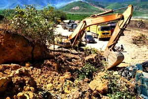 Hiện trường vụ tai nạn sập mỏ đất sáng 4-7 tại Hà Tĩnh