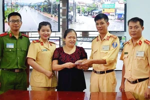 Tổ công tác CSGT trao trả lại số tiền đánh rơi cho chị Hoàng Thị Bích Thủy ​
