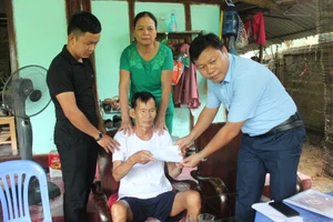 Chiều ngày 14-9, lãnh đạo thị trấn Hương Khê đến động viên, chia vui và tặng quà cho gia đình ông Trịnh Thanh Bình
