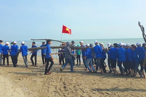 Đoàn viên, thanh niên ở huyện Nghi Xuân, tỉnh Hà Tĩnh dọn dẹp, xử lý vệ sinh môi trường dọc bờ biển