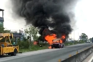 Xe ô tô 16 chỗ bốc cháy dữ dội trên Quốc lộ 1A