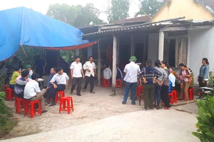Người dân đến chia buồn với gia đình nạn nhân Phạm Văn Lành