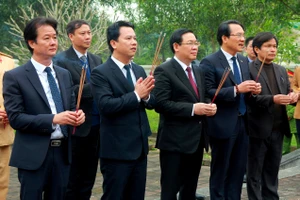 Phó Thủ tướng Vương Đình Huệ và đoàn đến dâng hương, dâng hoa tại khu mộ Uy viễn tướng công Nguyễn Công Trứ