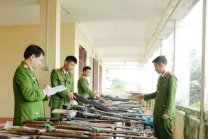 Công an huyện Hương Sơn thu hồi nhiều khẩu súng và công cụ hỗ trợ