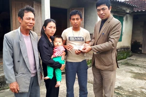Đại diện UBND thị trấn Đồng Lộc và thôn Khe Thờ trao 10 triệu đồng của bạn đọc Báo SGGP cho gia đình anh Đại, chị Hiền