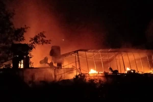 CLIP: Ba nhà dân ở Hà Tĩnh bị cháy rụi trong đêm