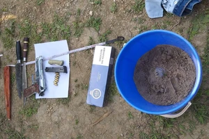 Súng, dao, lựu đạn được tìm thấy tại khu vực hiện trường