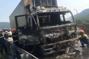 Cabin xe ô tô tải bị cháy còn trơ lại bộ khung