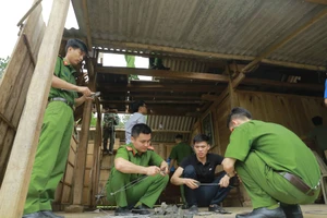 Lực lượng Công an huyện Hương Sơn giúp người dân ở xã Sơn Lâm khắc phục hậu quả lốc xoáy