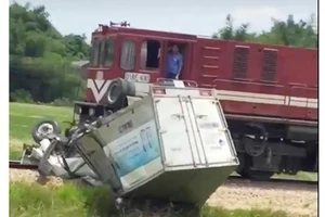 Tàu hỏa va chạm với ô tô tải trên đường sắt Bắc - Nam, 1 người bị thương nặng