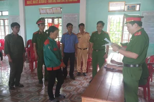 Công an đọc quyết định khởi tố đối với Nguyễn Thị Hảo