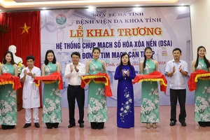 Bộ trưởng Bộ Y tế Nguyễn Thị Kim Tiến cùng các đại biểu cắt băng khai trương 
