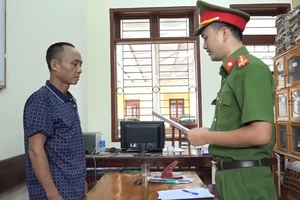 Công an huyện Hương Sơn đọc lệnh tạm giam đối với Cao Huy Chương
