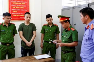 Cơ quan Công an tống đạt quyết định khởi tố bị can đối với Nguyễn Trọng Hùng