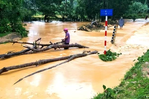 Nhiều địa bàn ở Hà Tĩnh đang bị mưa lũ chia cắt