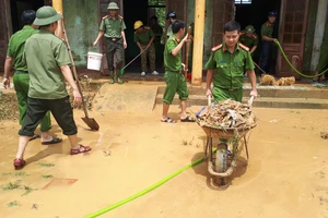 Công an huyện Hương Khê giúp xã Hương Đô dọn dẹp vệ sinh môi trường sau lũ rút