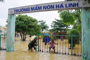 Bộ đội Biên phòng Hà Tĩnh giúp trường học ở huyện Hương Khê khắc phục hậu quả mưa lũ
