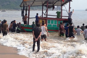 Bộ đội Biên phòng Hà Tĩnh và ngư dân giúp trục vớt, đưa thuyền cá gặp nạn vào bờ
