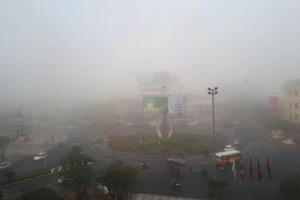 Vòng xuyến giao nhau giữa đường Phan Đình Phùng, Hàm Nghi và Quốc lộ 1 bị phủ kín sương mù sáng 4-1-2020