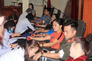 Các tình nguyện viên tham gia hiến máu 