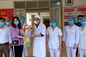 Bệnh nhân thứ 146 tặng hoa cảm ơn các y bác sĩ Bệnh viện Đa khoa khu vực Cửa khẩu Quốc tế Cầu Treo