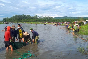 Đông đảo người dân tham gia lễ hội đánh cá "độc nhất" ở Hà Tĩnh