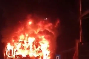 Chiếc xe ô tô tải bốc cháy dữ dội trong đêm