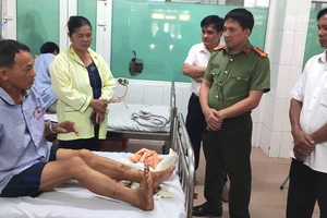 Lãnh đạo Công an huyện Nghi Xuân đến thăm hỏi, động viên anh Phạm Trung Kiền đang điều trị tại bệnh viện. Ảnh: Công an huyện Nghi Xuân cung cấp