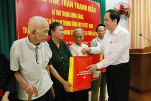 Chủ tịch Ủy ban Trung ương MTTQ Việt Nam tặng quà gia đình chính sách ở Hà Tĩnh