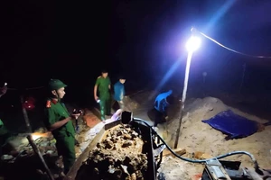 Lực lượng chức năng phát hiện các đối tượng khai thác vàng trái phép tại Moòng Coòng