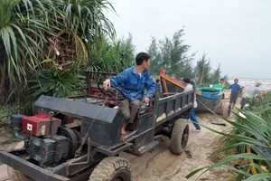 Sáng 25-10, ngư dân ở thị trấn Thiên Cẩm (huyện Cẩm Xuyên, Hà Tĩnh) kéo tàu lên bờ tránh bão