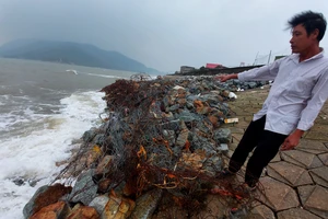 Người dân lo lắng kè biển Cẩm Nhượng bị sạt lở mới chỉ gia cố tạm thời