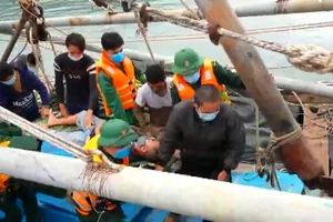 Bộ đội Biên phòng Hà Tĩnh cùng ngư dân kịp thời ứng cứu 