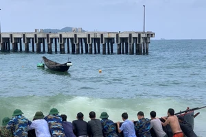 Lực lượng Hải đội 2 và ngư dân đưa thuyền gặp nạn vào bờ