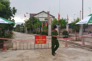 Lực lượng chức năng lập chốt phong tỏa khu vực liên quan ở thị trấn Thạch Hà